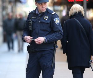 08.03.2017., Zagreb - Policijski sluzbenik provjerava dokumente te upozorava stranca koji je u Bogovicevoj ulici zasvirao didgeridoo da mora imati dozvolu za sviranje. Photo: Sanjin Strukic/PIXSELL