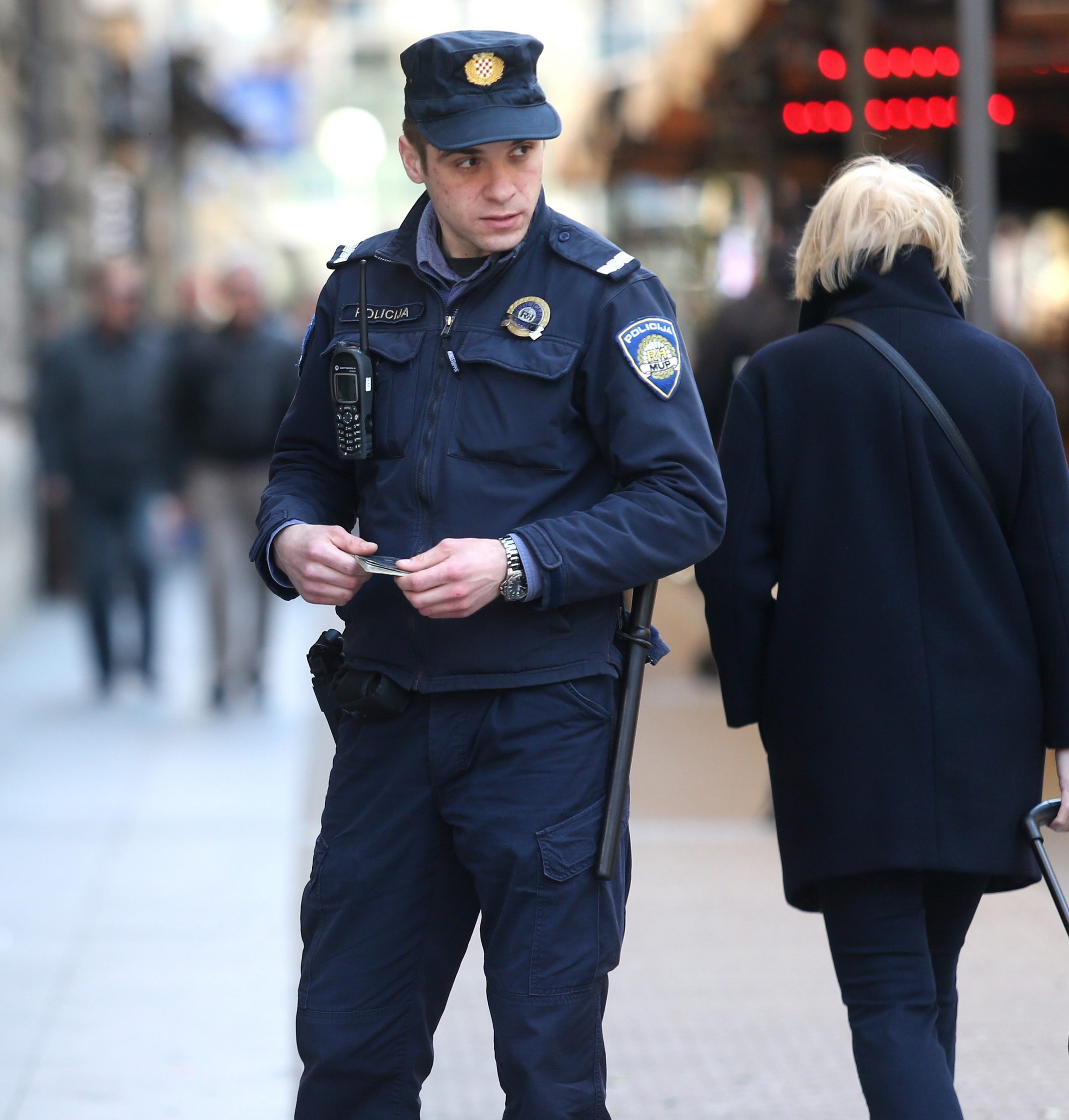 08.03.2017., Zagreb - Policijski sluzbenik provjerava dokumente te upozorava stranca koji je u Bogovicevoj ulici zasvirao didgeridoo da mora imati dozvolu za sviranje. Photo: Sanjin Strukic/PIXSELL