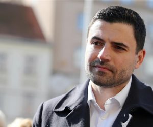 08.03.2020., Zagreb - Trg bana Jelacica, Predsjednik SDP-a Davor Bernardic i predsjednik SDP-a Zagreb Gordan Maras dali su izjavu u povodu Dana zena i dijelili karanfile zenama. 
Photo: Dalibor Urukalovic/PIXSELL