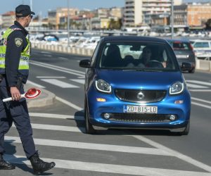 08.03.2020., Zadar - Policija je u akciji povodom Dana zena zaustavljala sudionice u prometu i darivala ih ruzama. 
Photo: Dino Stanin/PIXSELL