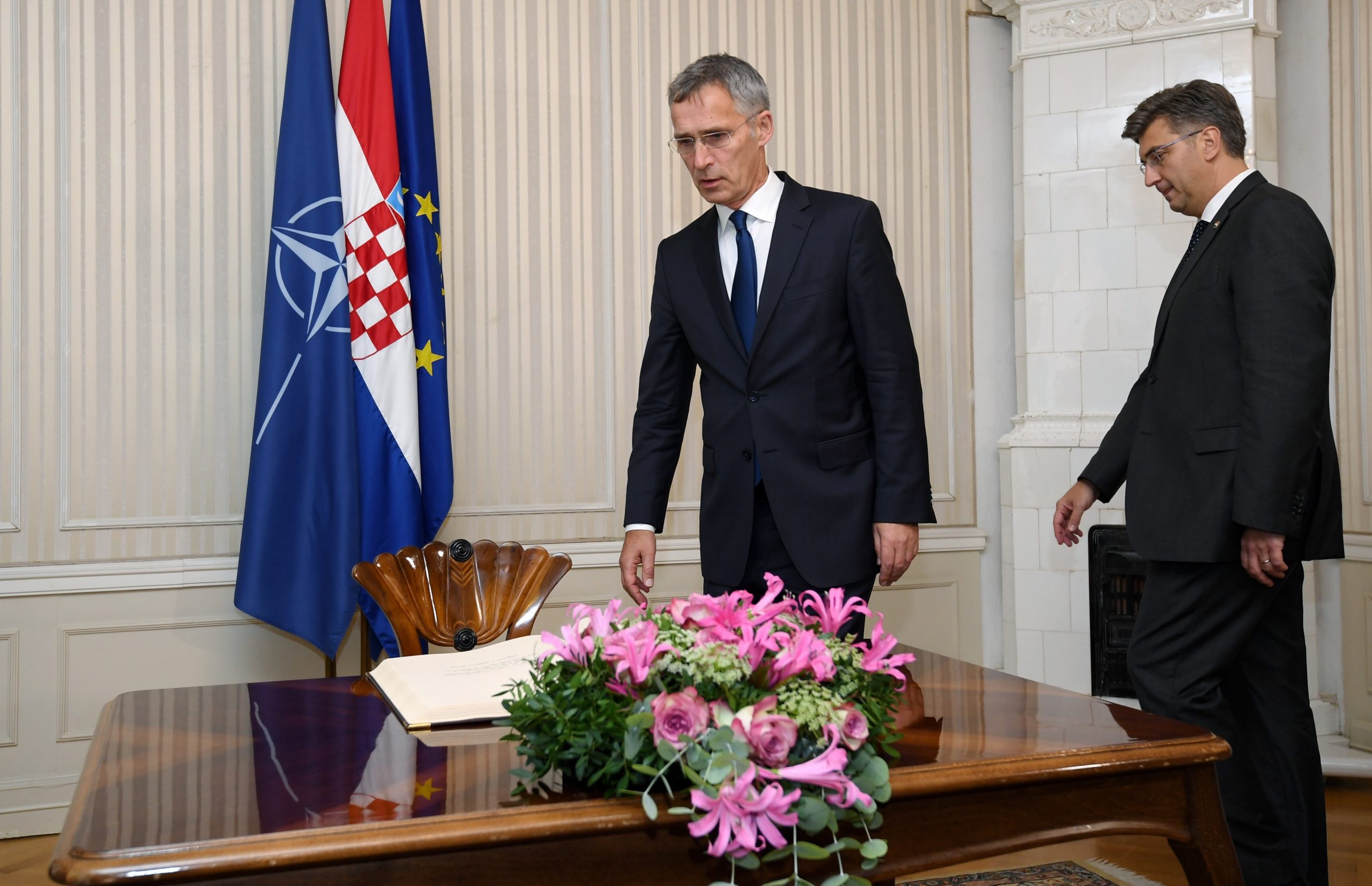 Zagreb: Plenković primio glavnog tajnika NATO-a Jensa Stoltenberga 08.10.2018., Zagreb - U Banskim dvorima predsjednik Vlade Andrej Plenkovic primio je glavnog tajnika NATO-a Jensa Stoltenberga. Premijer mu je pokazao fotografije stradalih banskih dvora u domovinskom ratu. 
Photo: Marko Lukunic/PIXSELL
