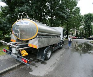 09.07.2019., Zagreb -  Cisterna sa vodom u Novom Zagrebu koja opskrbljuje gradjane pitkom vodom. Photo: Filip Kos/PIXSELL