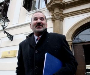 21.01.2009., Zagreb - Sjednica vlade RH.Glavni drzavni odvjetnik Mladen Bajic izlazi iz zgrade Vlade RH nakon sastanka s premijerkom Jadrankom Kosor
Photo: Boris Scitar/PIXSELL