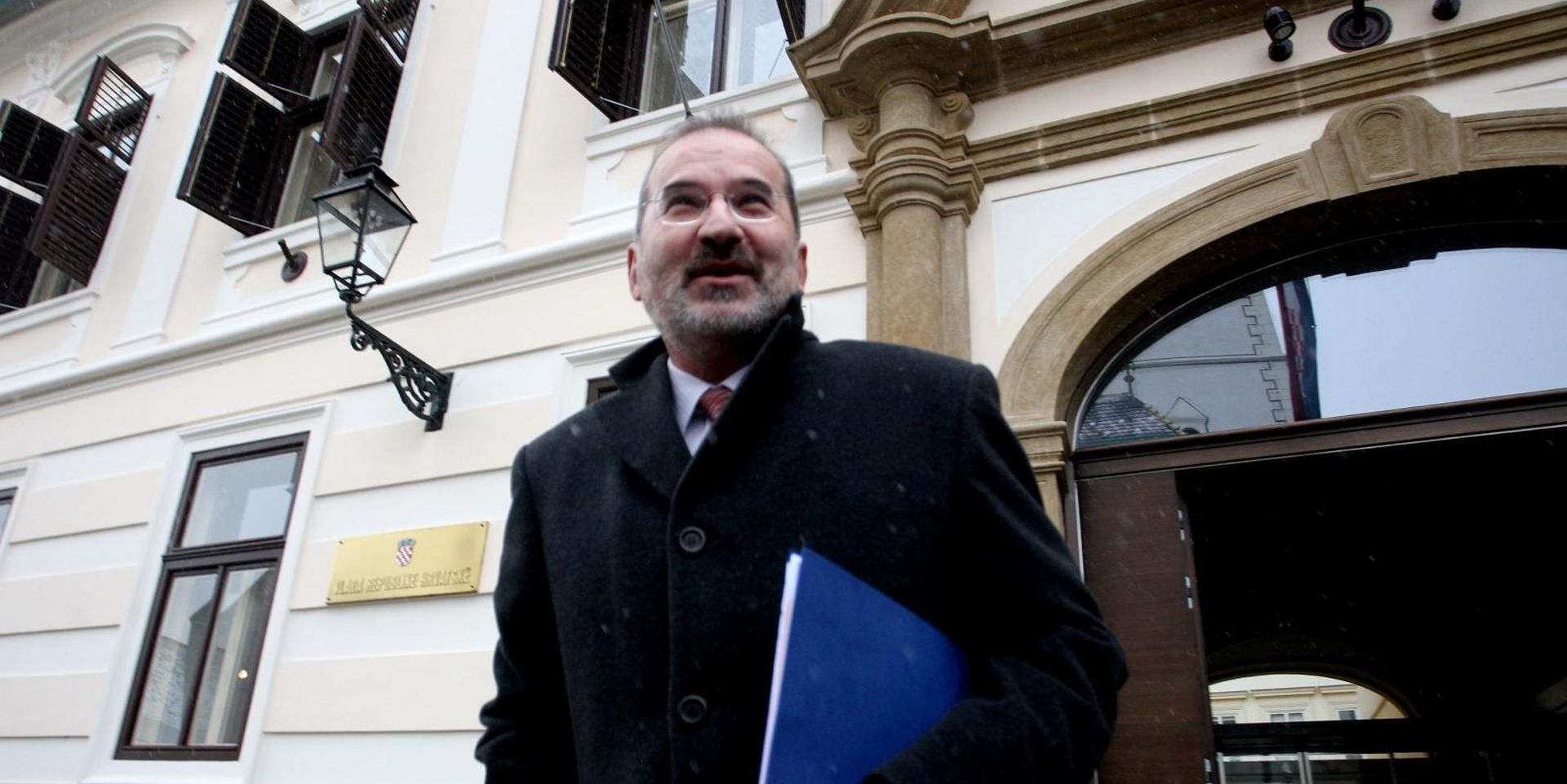 21.01.2009., Zagreb - Sjednica vlade RH.Glavni drzavni odvjetnik Mladen Bajic izlazi iz zgrade Vlade RH nakon sastanka s premijerkom Jadrankom Kosor
Photo: Boris Scitar/PIXSELL
