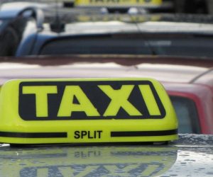 18.11.2010., Split - Nezadovoljni taksisti obrusili su se nakon mirnog djela prosvjeda pred Banovinom na vjecnika Luku Podruga i verbalno se sukobili teskim rijecima. Bilo je i naguravanja.
Photo: Ivo Cagalj/PIXSELL