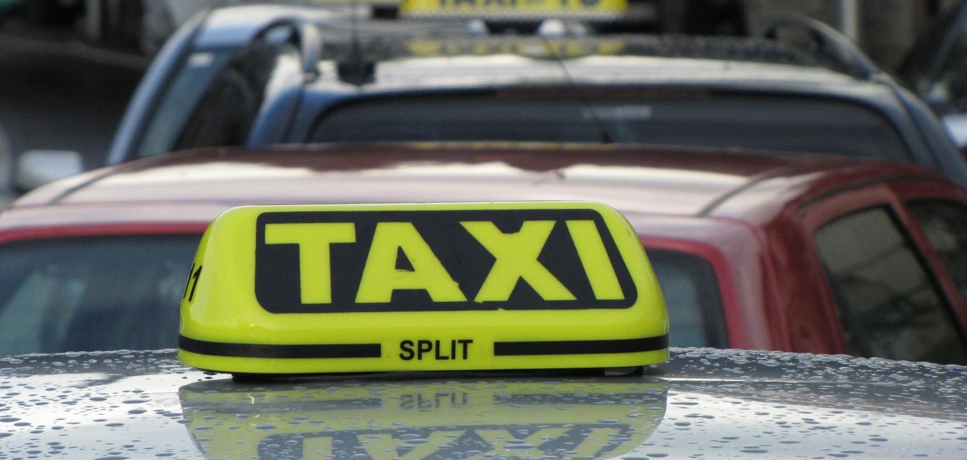 18.11.2010., Split - Nezadovoljni taksisti obrusili su se nakon mirnog djela prosvjeda pred Banovinom na vjecnika Luku Podruga i verbalno se sukobili teskim rijecima. Bilo je i naguravanja.
Photo: Ivo Cagalj/PIXSELL
