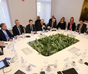 11.03.2020., Zagreb - U ministarstvu financija odrzan je sastanak s predstavnicima HUP-a, HGK-a, HBOR-a i HUB-a na kojemu su se dogovarale mjere za gospodarstvo uslijed zaraze koronavirusom. ministrica poljoprivrede Marija Vuckovic, ministar turizma Gari Cappelli, ministar gospodarstva, poduzetnistva i obrta Darko Horvat, ministar financija Zdravko Maric, ministar unutarnjih poslova Davor Bozinovic, ministar rada i mirovinskog sustava Josip Aladrovic, Martina Drvar, Tamara Perko, Luka Burilovic, Darinko Bago Photo: Dalibor Urukalovic/PIXSELL