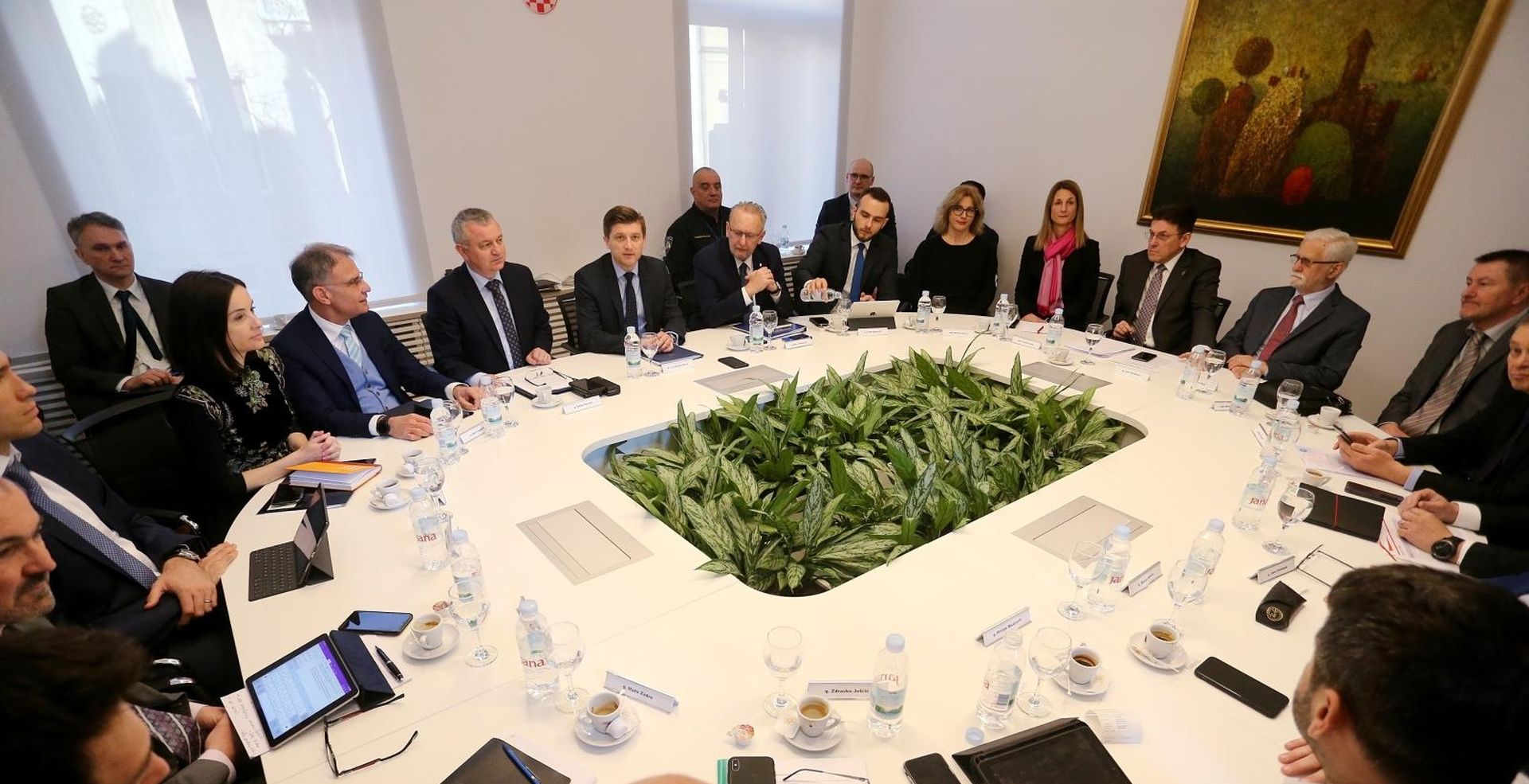 11.03.2020., Zagreb - U ministarstvu financija odrzan je sastanak s predstavnicima HUP-a, HGK-a, HBOR-a i HUB-a na kojemu su se dogovarale mjere za gospodarstvo uslijed zaraze koronavirusom. ministrica poljoprivrede Marija Vuckovic, ministar turizma Gari Cappelli, ministar gospodarstva, poduzetnistva i obrta Darko Horvat, ministar financija Zdravko Maric, ministar unutarnjih poslova Davor Bozinovic, ministar rada i mirovinskog sustava Josip Aladrovic, Martina Drvar, Tamara Perko, Luka Burilovic, Darinko Bago Photo: Dalibor Urukalovic/PIXSELL