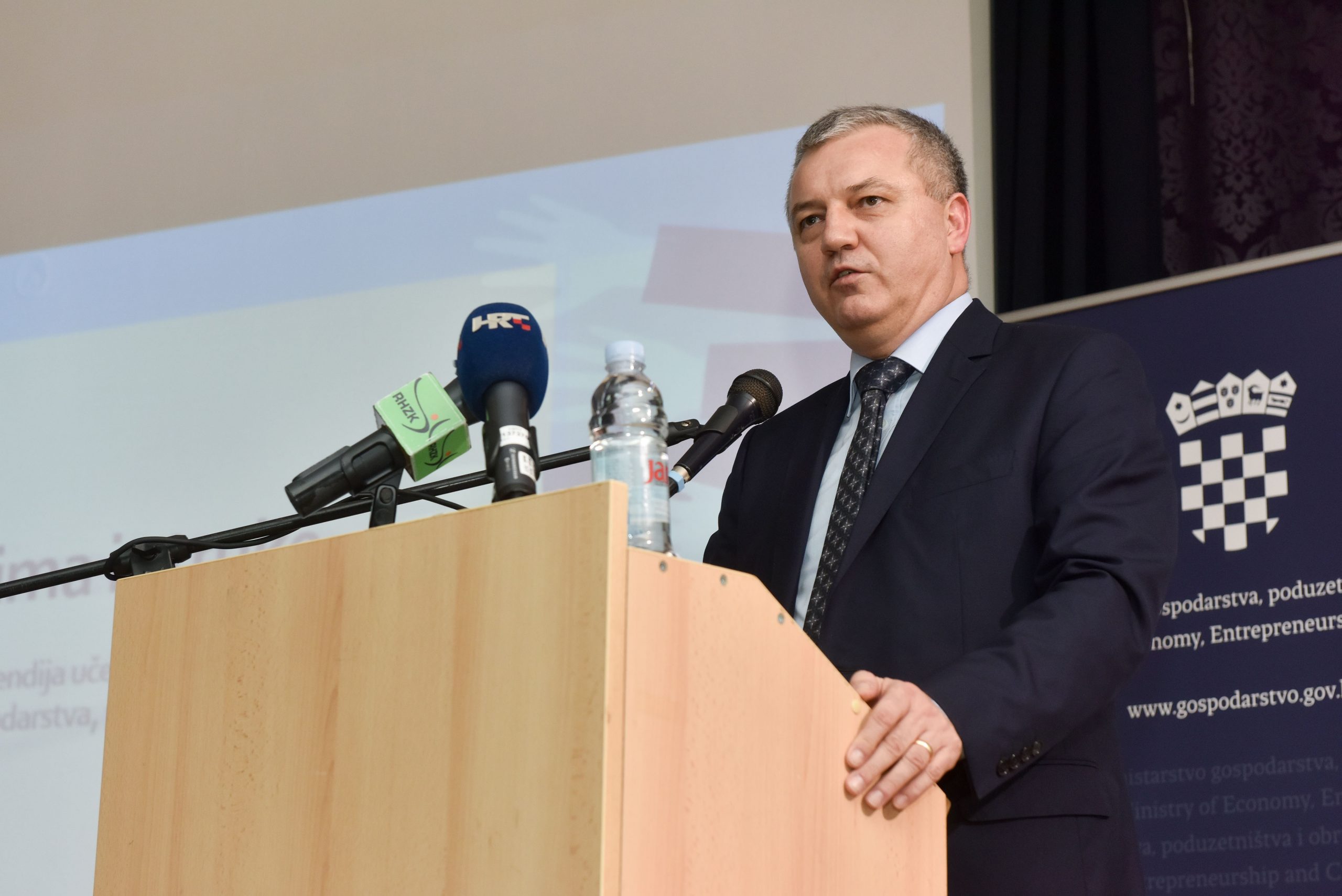 11.03.2020., Krapina - Na svecanosti pod nazivom "Gdje su ruke, ima i struke" Ministarstvo gospodarstva dodijelilo je stipendije ucenicima Srednje skole Krapina i predstavilo aktivnosti i mjere kojima se nastoji jos vse potaknuti upise ucenika u strukovna zanimanja. ministar gospodarstva, poduzetnistva i obrta Darko Horvat Photo: Davorin Visnjic/PIXSELL