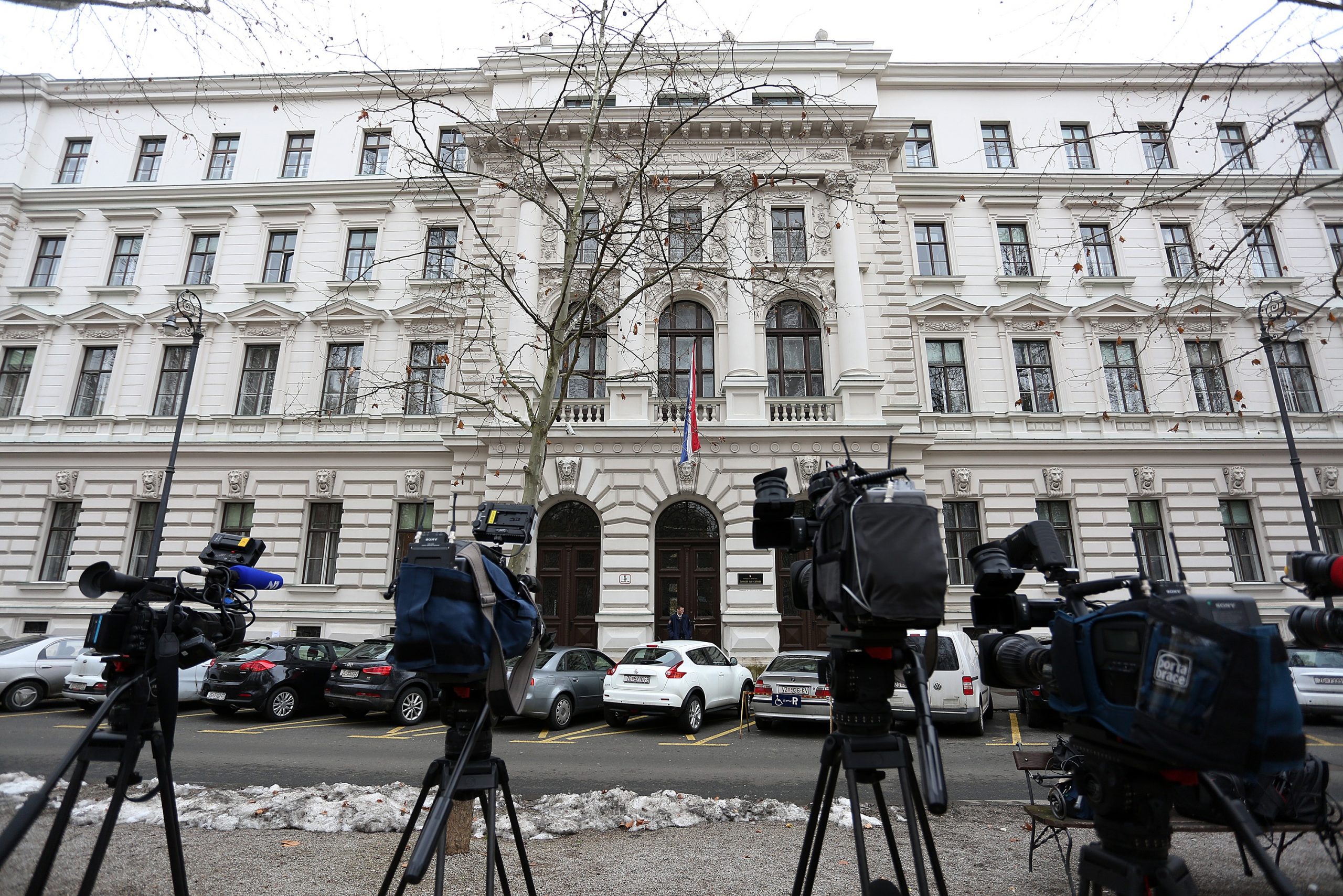12.02.2015., Zagreb - Zupanijski sud u Zagrebu zaprimio je iza 9 sati dojavu o bombi. Prekinuti su svi sudski postupci u tijeku, te su djelatnici evakuirani iz zgrade suda, dok se ne provjeri dojava.
Photo: Borna Filic/PIXSELL