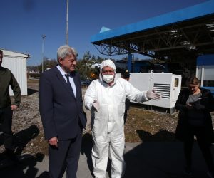 12.03.2020., Rupa - Zupan Zlatko Komadina, zamjenik Marko Boras Mandic, nacelnik Postaje granicne policije Rupa Neven Abramovic i sanitarni inspektor Robert Sirnik obisli su granicini prijelaz Rupa. Policija i sanitarci  pregledavaju  putnike koji ulaze u Hrvatsku. 
Photo:Goran Kovacic/PIXSELL