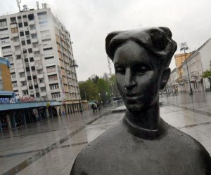 17.04.2012, Slavonski Brod - Drugi dan djecje manifestacije U svijetu bajki Ivane Brlic Mazuranic nastavljen je brojnim programima i djecjim radionicama, literarnom, novinarskom, likovnom te slusaonicam bajki. Za sve malisane koji borave ovih dana u Slavonskom Brodu uvjezbana je glazbeno-scenska carolija Zabe traze kralja. Bista slavne knjizevnice I. B. Mazuranic na korzu. 
Photo: Ivica Galovic/PIXSELL
