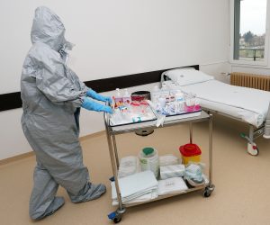 13.03.2020., Karlovac - U Opcoj bolnici Karlovac pripremljeno je mjesto za izolaciju oboljelih od koronavirusa. Oznacen je prijem bolesnih pacijenata na ulazu u bolnicu. Lijecnici i medicinsko osoblje opremljeni su zastitnim odijelima u kojima ulaze do pacijenata. 
Photo: Kristina Stedul Fabac/PIXSELL
