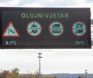 14.11.2017., Krcki Most - Zbog olujnih udara vjetra Krcki most zatvoren je za sve skupine vozila osim za automobile. 
Photo: Nel Pavletic/PIXSELL