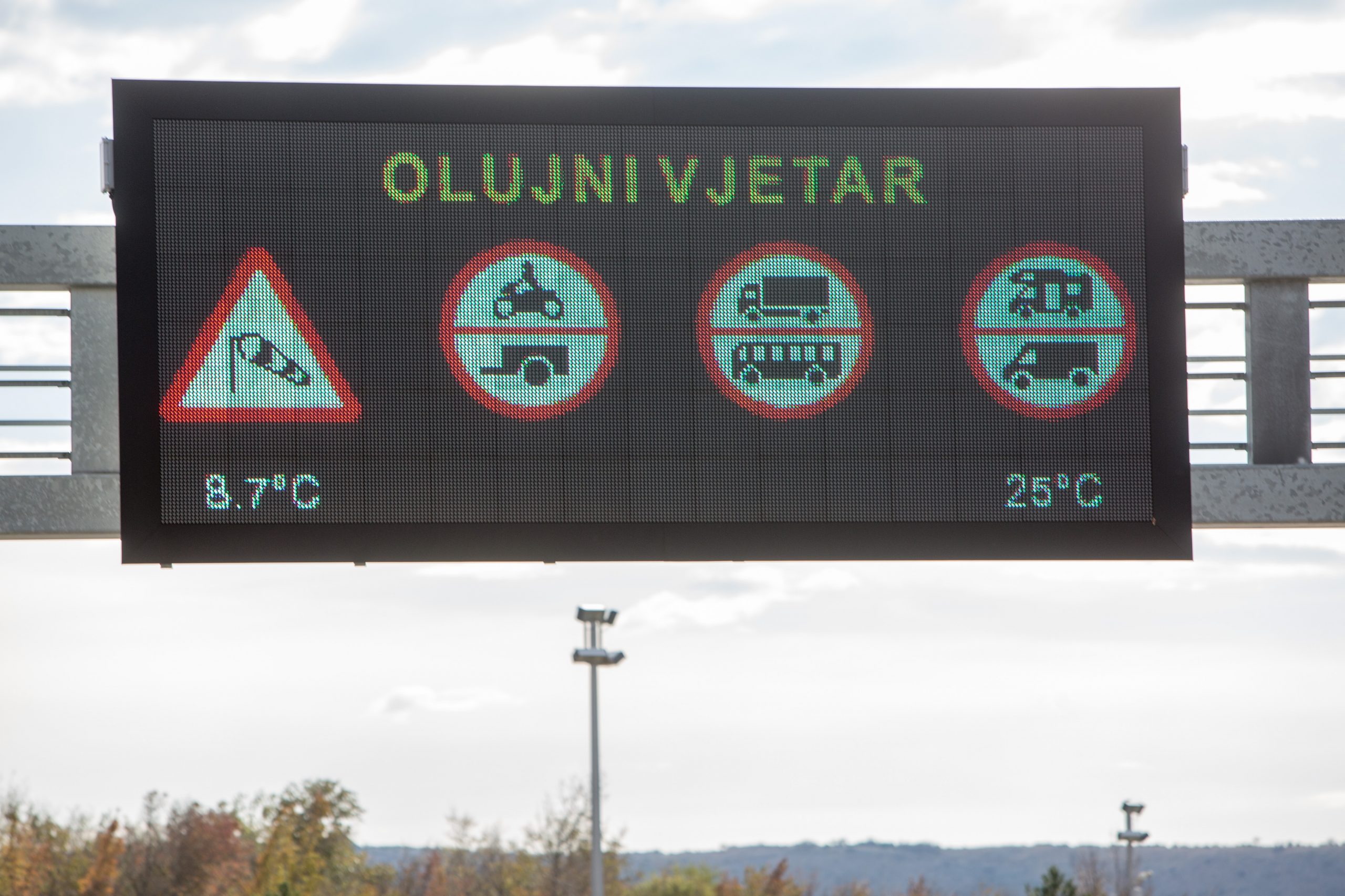 14.11.2017., Krcki Most - Zbog olujnih udara vjetra Krcki most zatvoren je za sve skupine vozila osim za automobile. 
Photo: Nel Pavletic/PIXSELL