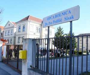 17.03.2020., Sisak - Svi pacijenti koji ulaze u krug Opce bolnice "Dr.Ivo Pedisic" obvezno se moraju javiti u trijazni sator koji je smjesten kod ulaza u bolnicu, a u kojem medicinsko osoblje od pacijenata uzima osobne podatke i ako treba, provjerava zdravstveno stanje.

Photo: Nikola Cutuk/PIXSELL