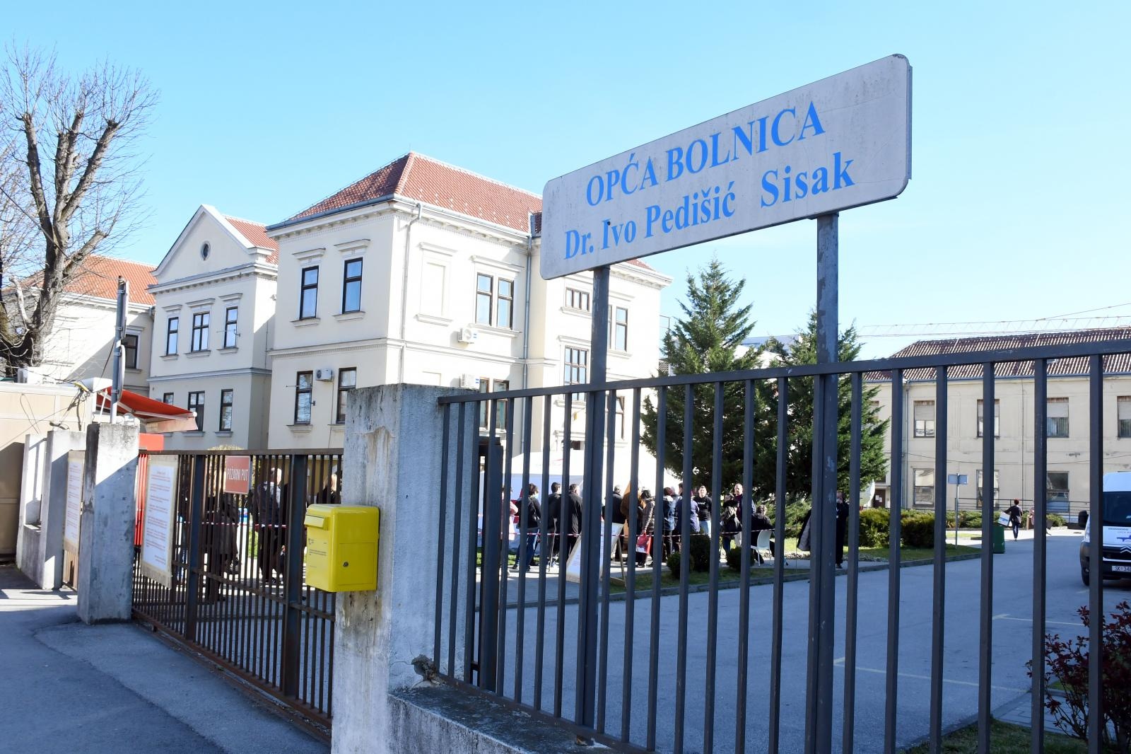 17.03.2020., Sisak - Svi pacijenti koji ulaze u krug Opce bolnice "Dr.Ivo Pedisic" obvezno se moraju javiti u trijazni sator koji je smjesten kod ulaza u bolnicu, a u kojem medicinsko osoblje od pacijenata uzima osobne podatke i ako treba, provjerava zdravstveno stanje.

Photo: Nikola Cutuk/PIXSELL