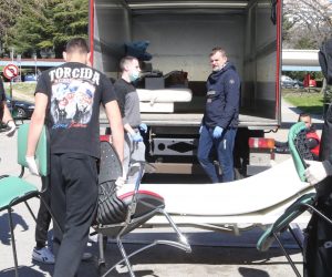 17.03.2020.,Split - Svi zavodi, klinike i odjeli s lokaliteta bolnice Krizine krenuli su u svoju, prvu u povijesti, selidbu u bolnicu Firule u Splitu, a svoj obol borbi protiv korona virusa dala je i Torcida.
Na mjestu dogadjaja pojavili su se i momci iz Torcide te pomazu da se posao obavi sto prije, a treba istaknuti da su sami poduzeli zastitne mjere i nabavili maske i rukavice
Photo: Ivo Cagalj/PIXSELL