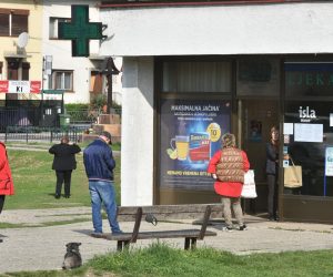 18.03.2020., Zagreb - Red ispred ljekarne u Rudesu gdje ljudi uredno drze propisani razmak izmedju sebe, a u ljekarnu ulaze jedan po jedan.
Photo: Davorin Visnjic/PIXSELL