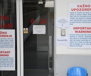 18.03.2020., Bjelovar - Ulaskom u trecu fazu borbe protiv koronavirusa bjelovarska Opca bolnica poduzela je i dodatne mjere, a to podrazumijeva zabranu bespotrebnog ulaska u zgradu Opce bolnice, dakle jedino se uzimaju hitni slucajevi koji mogu uci. Medicinska sestra na ulasku kontrolira razlog posjeta bolnici.   
Photo:Damir Spehar/PIXSELL