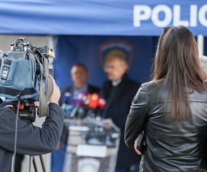 19.03.2020., Zagreb - Novinari se na konferenciji za medije Nacionalnog stozera civilne zastite pridrzavaju novih mjera socijalnog distanciranja od minimalno jednog metra na otvorenom prostoru. Photo: Borna Filic/PIXSELL