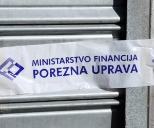 21.11.2018., Sibenik - Porezna uprava u Sibeniku je zatvorila na pet dana pekaru Dan i noc sto je vidljivo iz obavijesti o pecacenju i upozorenju, a vlasnik takodjer obavjestava musterije da ce u tom periodu preuredjivati radnju. 
Photo: Dusko Jaramaz/PIXSELL