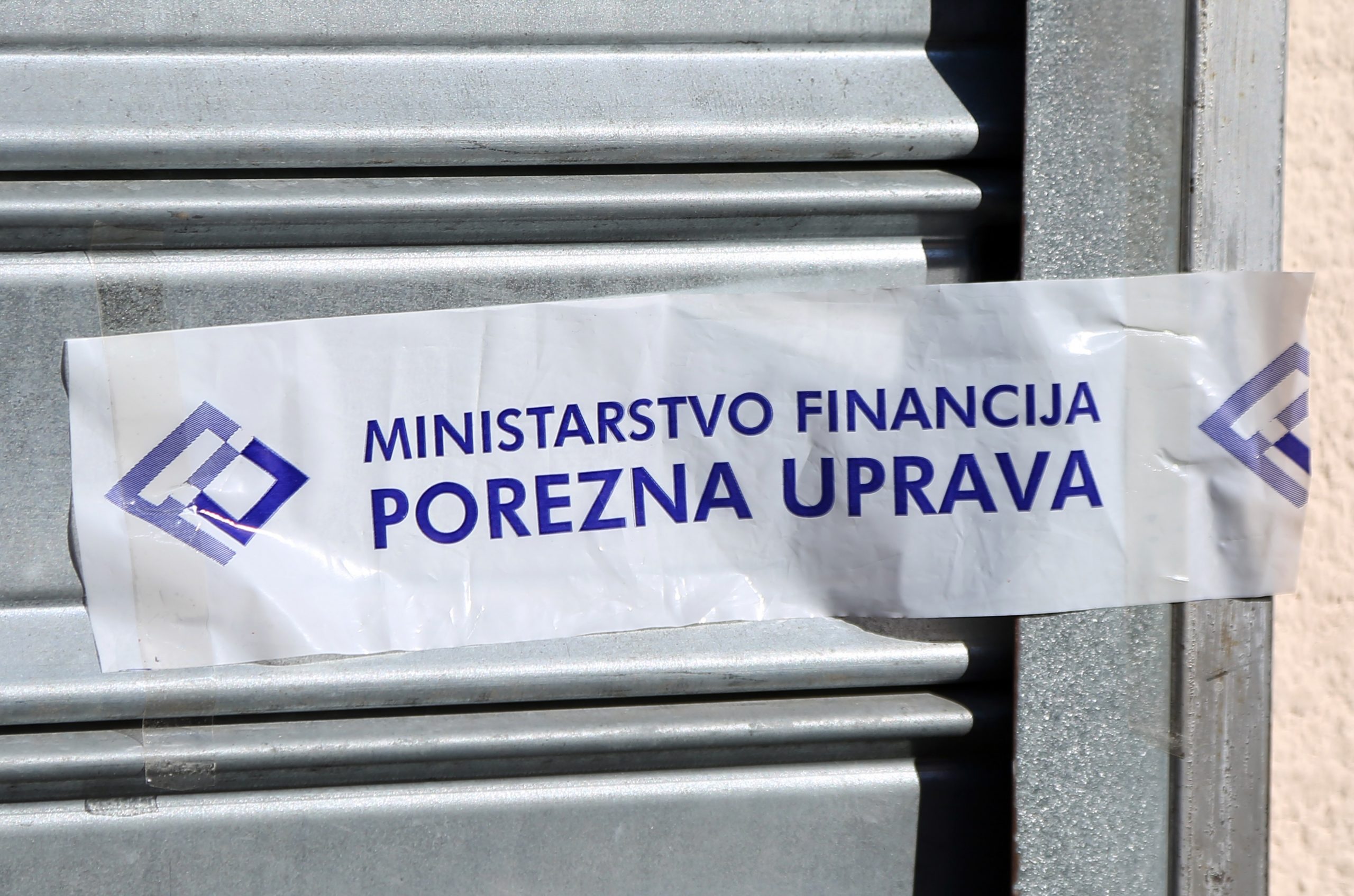 21.11.2018., Sibenik - Porezna uprava u Sibeniku je zatvorila na pet dana pekaru Dan i noc sto je vidljivo iz obavijesti o pecacenju i upozorenju, a vlasnik takodjer obavjestava musterije da ce u tom periodu preuredjivati radnju. 
Photo: Dusko Jaramaz/PIXSELL