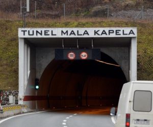 22.01.2014., Ogulin - Autocesta A1 - Zagreb Split, mjestimicna magla na autocesti te ulaz u tunel Mala kapela. 
 Photo: Marko Lukunic/PIXSELL
