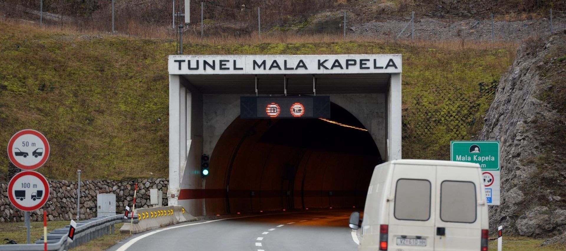 22.01.2014., Ogulin - Autocesta A1 - Zagreb Split, mjestimicna magla na autocesti te ulaz u tunel Mala kapela. 
 Photo: Marko Lukunic/PIXSELL