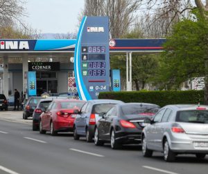 22.03.2020., Zagreb - Stanovnike Zagreba rano jutros probudio je potres magnitude 5,3 po Richteru.  Guzva na benzinskim postajama INA-e u ulici Savezne Republike Njemacke Photo: Luka Stanzl/PIXSELL