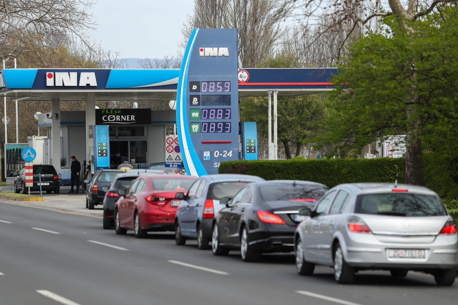 22.03.2020., Zagreb - Stanovnike Zagreba rano jutros probudio je potres magnitude 5,3 po Richteru.  Guzva na benzinskim postajama INA-e u ulici Savezne Republike Njemacke Photo: Luka Stanzl/PIXSELL