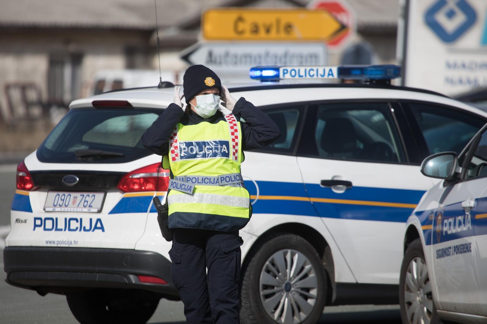 22.3.2020., Grobnik - U hangaru na Kikovici osiguran prijem i popis svih osoba koje dolaze iz Zagreba, a koje zbog u potresu ostecenih stanova dolaze u svoje vikendice ili druge objekte u PGZ. Osobe moraju dati svoje podatke i podatke o adresi gdje namjeravaju boraviti. Osobama ce se izreci mjera samoizolacije u trajanju od 14 dana i ne smiju u tom periodu napustati objekt. Njima se izdaje rjesenje s kojim moze na otoke ili drugu lokaciju na Kvarneru ili Gorskom kotaru. Photo: Nel Pavletic/PIXSELL