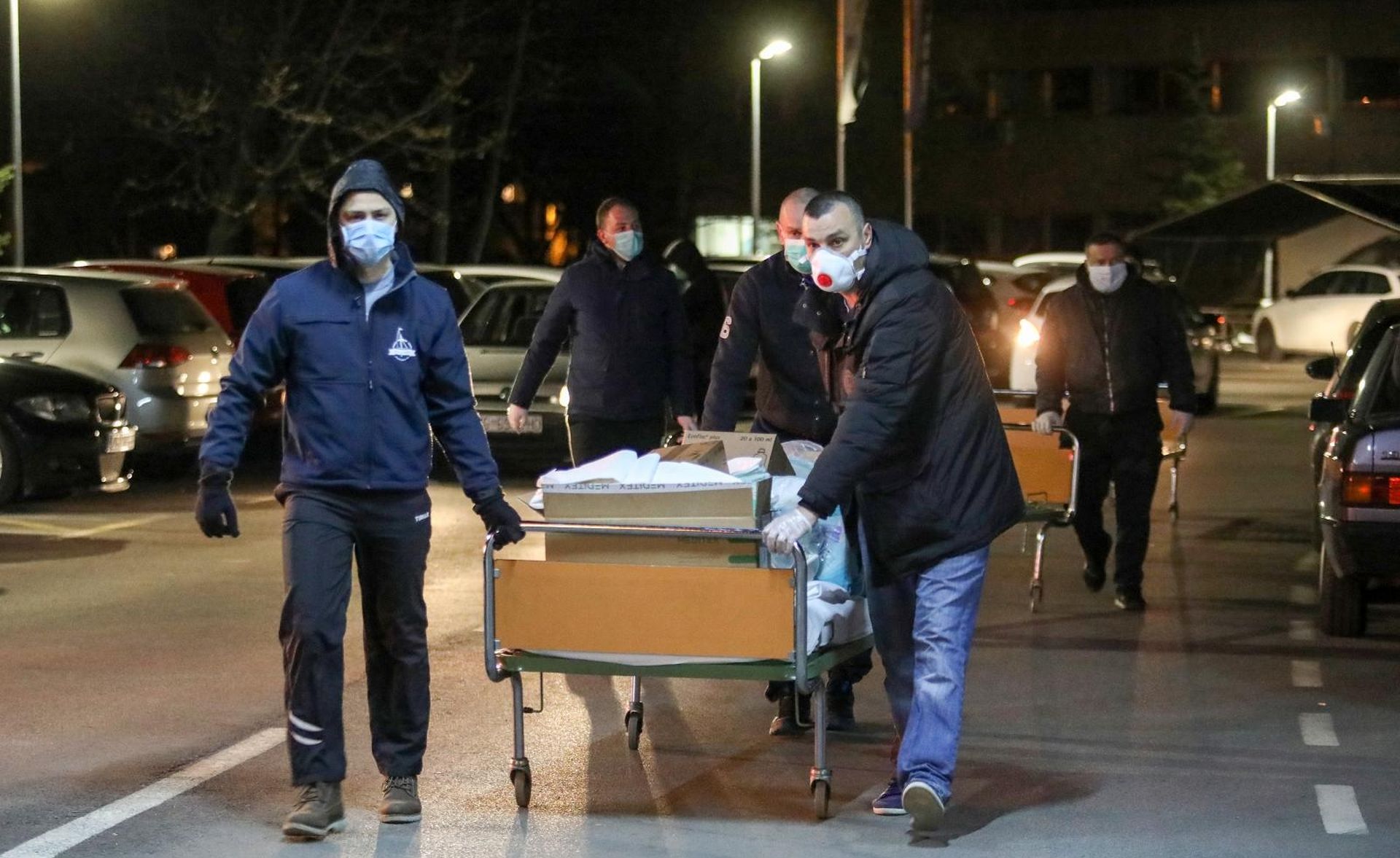22.03.2020., Zagreb - Pripadnici raznih navijackih skupina te razni dobrovoljci, pomazu u seljenju Klinike za plucne bolesti na Jordanovcu koja vise nije sigurna za paciijente. Photo: Borna Filic/PIXSELL