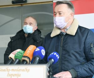 24.03.2020., Sisak – Sisacko-moslavacki zupan Ivo Zinic i zamjenik sisacko-moslavackog zupana i nacelnik Stozera civilne zastite SMZ Roman
 Rosavec na konferenciji za medije govorili su o stanja s  koronavirusom COVID-19 u Zupaniji.
Photo: Nikola Cutuk/PIXSELL