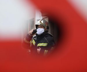 24.03.2020., Zagreb - Vatrogasci ciste krov u Kamaufovoj ulici.
Photo: Marko Lukunic/PIXSELL