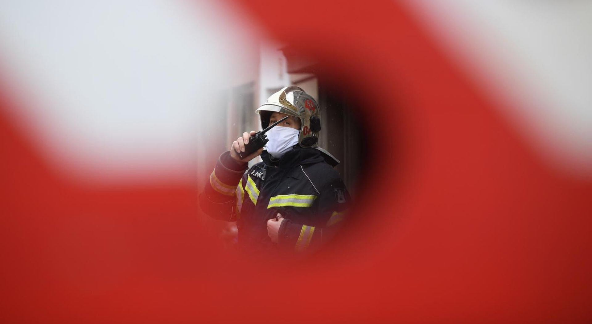 24.03.2020., Zagreb - Vatrogasci ciste krov u Kamaufovoj ulici.
Photo: Marko Lukunic/PIXSELL
