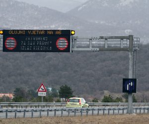 25.03.2013., Rijeka - Orkanska bura i led za sav su promet zatvorili cestu A6 Rijeka-Zagreb i D 404 od centra grada prema Tower centru i rijeckoj obilaznici. Kamionima je zabranjen promet prema Zagrebu.
Photo: Goran Kovacic/PIXSELL