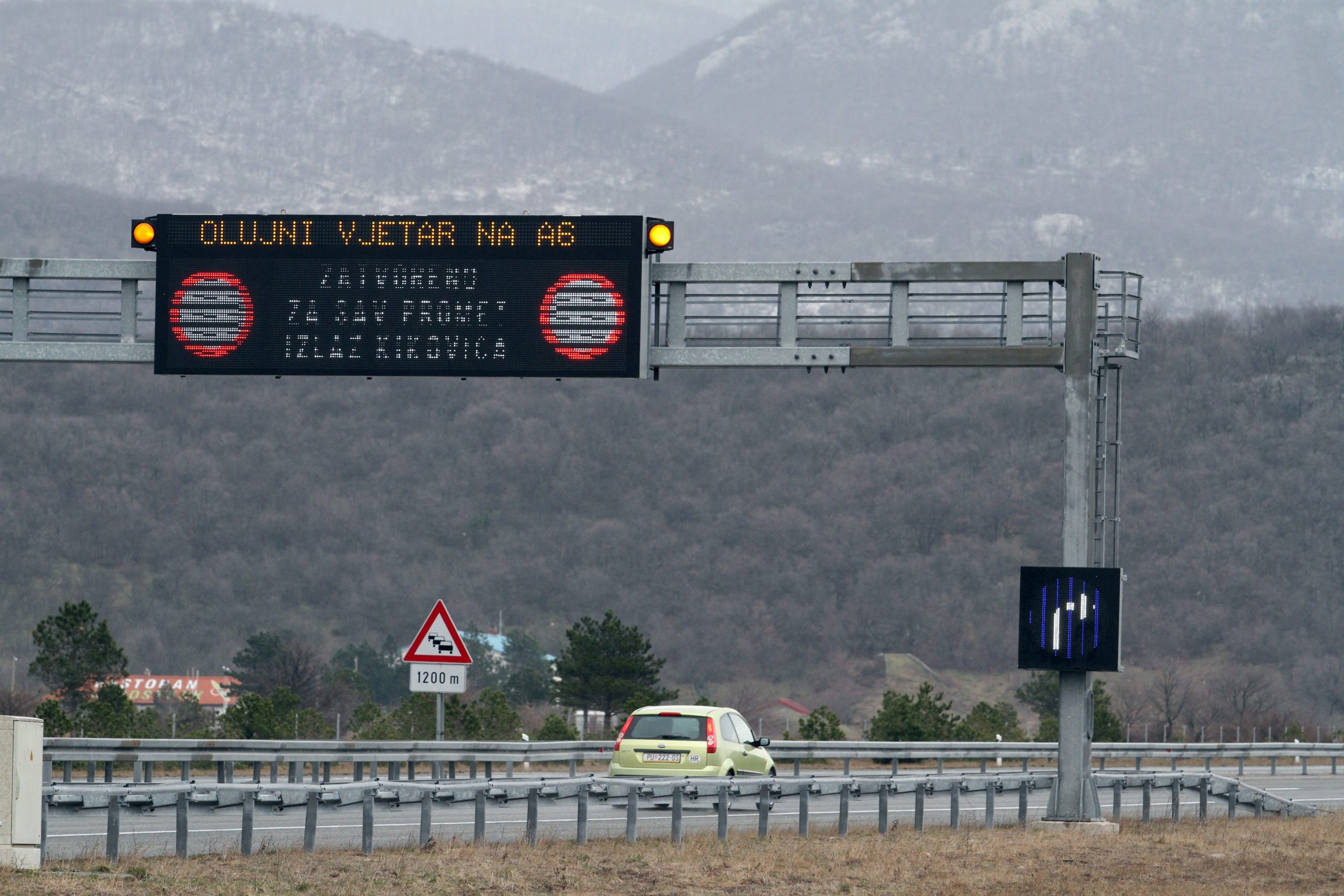 25.03.2013., Rijeka - Orkanska bura i led za sav su promet zatvorili cestu A6 Rijeka-Zagreb i D 404 od centra grada prema Tower centru i rijeckoj obilaznici. Kamionima je zabranjen promet prema Zagrebu.
Photo: Goran Kovacic/PIXSELL