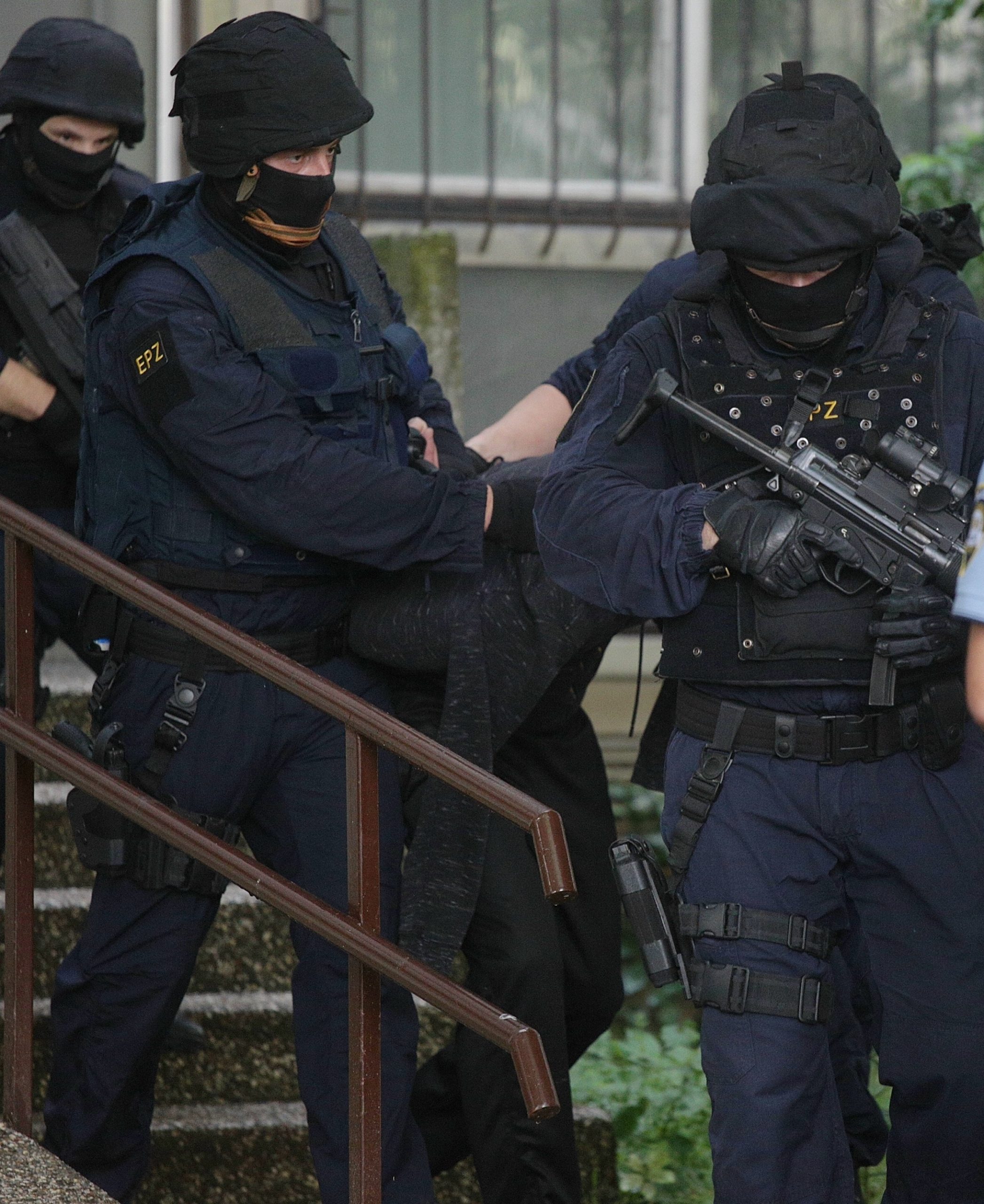 25.05.2018., Zagreb - Policija je u jutarnjim satima zaprimila dojavu o pucnjavi u Sisicevoj ulici u Utrini. Na teren je izasla i specijalna policija. Muskarac koji je pucao kroz prozor prema djecjem vrticu uhicen je nesto prije 14 sati. 

Photo: Zarko Basic/PIXSELL