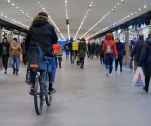 26.02.2020., Zagreb - Gradjani grada Zagreba ne uzrujavaju se previse oko pojave korona virusa; ulice i javni prijevoz i dalje su puni ljudi, a rijetko tko koristi zastitnu masku iako ih je vec tesko naci u ljekarnama. 
Photo: Tomislav Miletic/PIXSELL