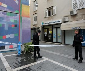 27.03.2020., Rijeka - Ocevid nakon razbojnistva u Istarskoj kreditnoj banci u ulici Janeza Trbine u Starom gradu. Photo:Goran Kovacic/PIXSELL