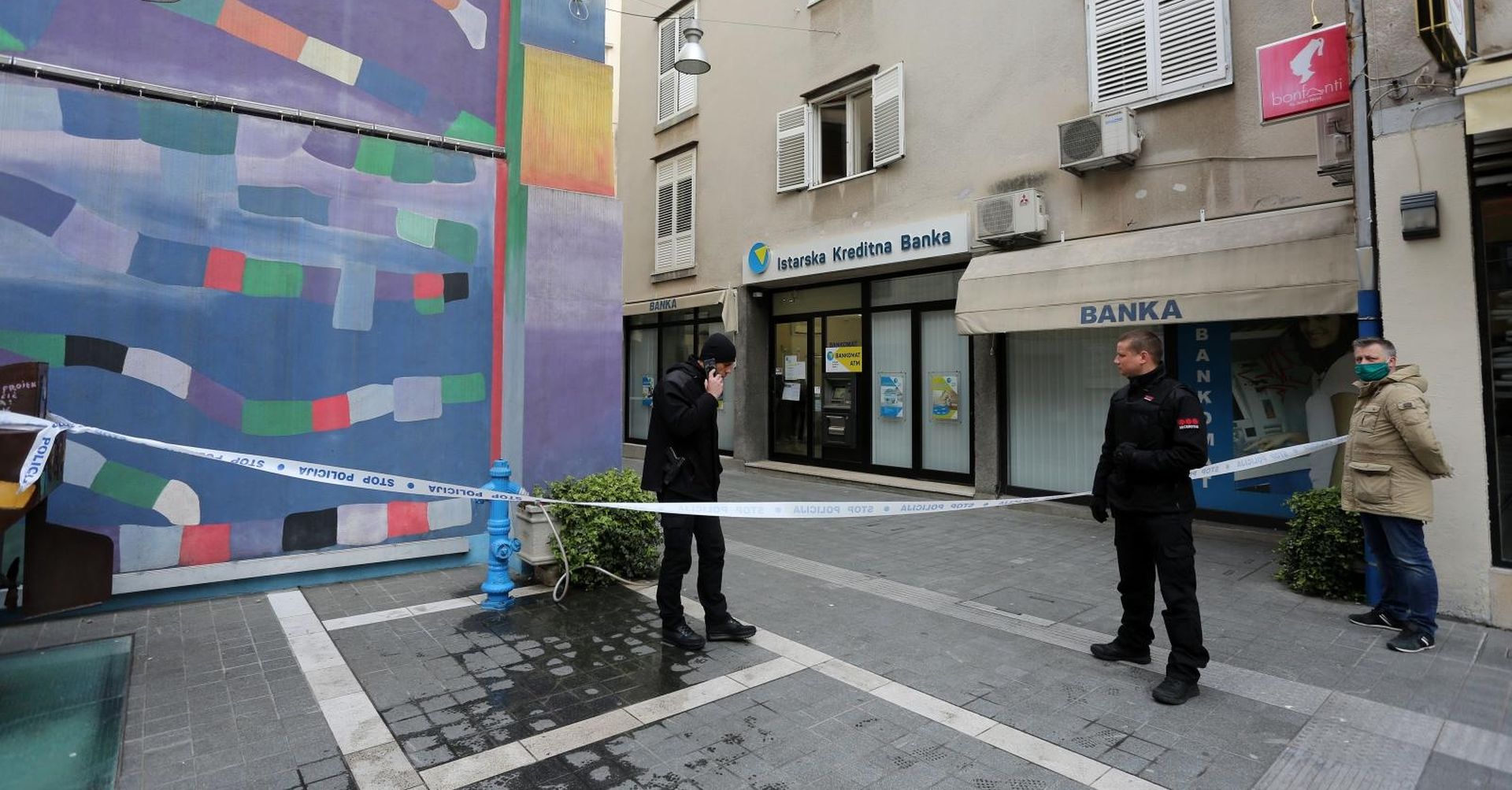 27.03.2020., Rijeka - Ocevid nakon razbojnistva u Istarskoj kreditnoj banci u ulici Janeza Trbine u Starom gradu. Photo:Goran Kovacic/PIXSELL