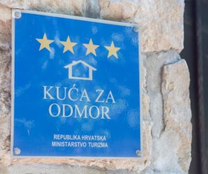 27.05.2018., Dubrovnik - Ilustracija za apartman. Tala s oznakom i kategorizacijom objekta za iznajmljivanje.
Photo: Grgo Jelavic/PIXSELL