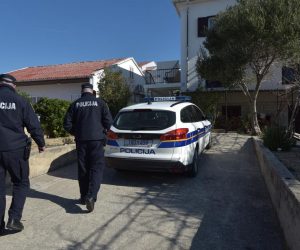 Otac bacio svoje četvero male djece s prvog kata kuće u Pagu 28.02.2019., Pag - Muskarac je u gradu Pagu u Ulici Josipa bana Jelačića s prvog kata kuce bacio svoje cetvero malodobne djece. Photo: Dino Stanin/PIXSELL