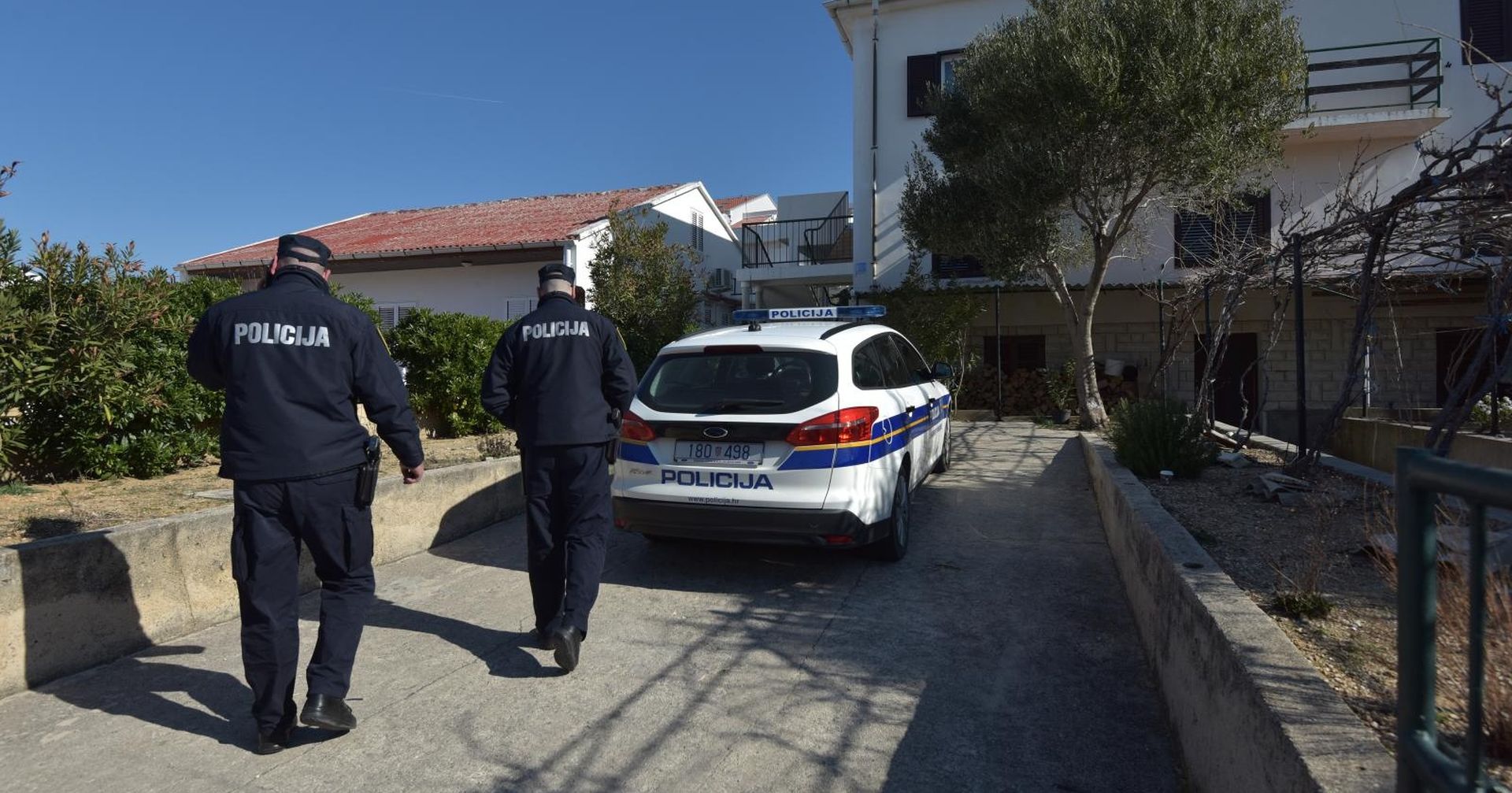 Otac bacio svoje četvero male djece s prvog kata kuće u Pagu 28.02.2019., Pag - Muskarac je u gradu Pagu u Ulici Josipa bana Jelačića s prvog kata kuce bacio svoje cetvero malodobne djece. Photo: Dino Stanin/PIXSELL