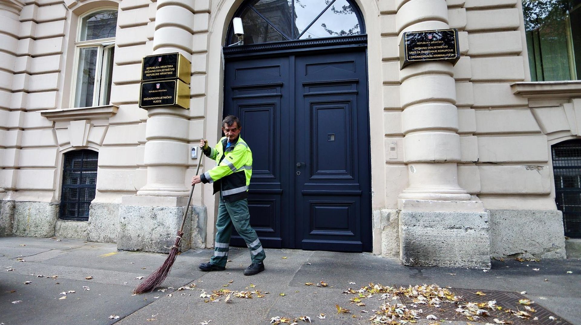 28.10.2013., Zagreb - Radnik Cistoce cisti lisce ispred zgrade Drzavnog odvjetnistva Republike Hrvatske u Gajevoj 30. 
Photo: Davor Puklavec/PIXSELL