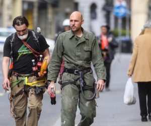 29.03.2020,Zagreb - Tjedan dana nakon potresa u centru grada rasciscavaju se ulice i saniraju krovista od dalje stete. Volonteri alpinistickih klubova na pauzi.
Photo: Jurica Galoic/PIXSELL