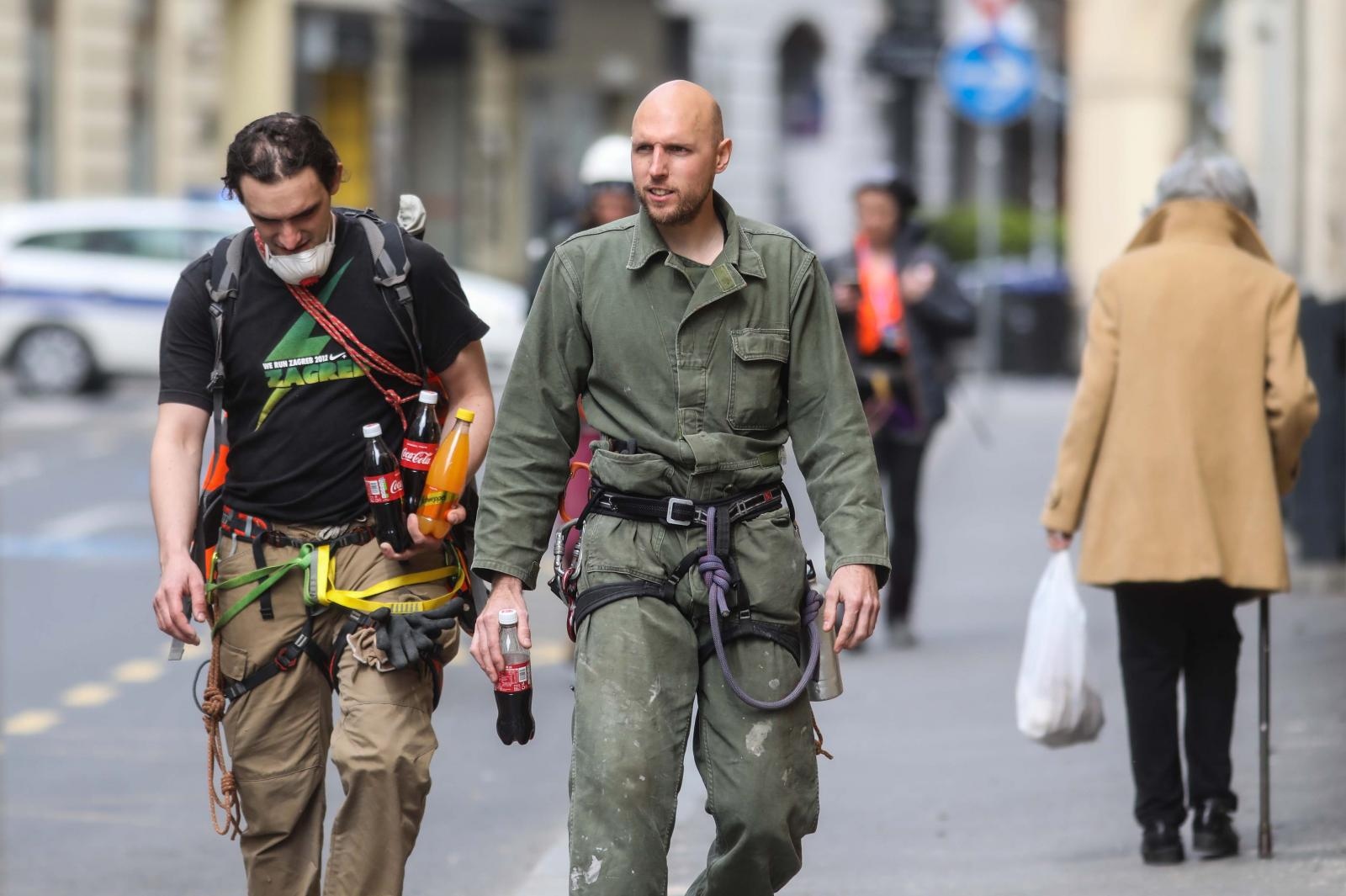 29.03.2020,Zagreb - Tjedan dana nakon potresa u centru grada rasciscavaju se ulice i saniraju krovista od dalje stete. Volonteri alpinistickih klubova na pauzi.
Photo: Jurica Galoic/PIXSELL