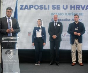 29.05.2018., Zagreb - Na Europskom trgu, Ministarstvo rada i mirovinskog sustava te Hrvatski zavod za zaposljavanje, predstavio akciju koja se desava na jos 45 lokacija diljem Hrvatske, Zaposli se u Hrvatskoj. Predsjednik Vlade RH Andrej Plenkovic
Photo: Zarko Basic/PIXSELL