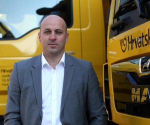 Zagreb: Hrvatska pošta dobila 17 novih MAN teretnih vozila 29.11.2018., Zagreb - Na parkiralistu garaze Hrvatske poste izvrsena primopredaja 17 novih teretnih vozila MAN. Vozila je urucio direktor tvrtke MAN Importer Hrvatska, Velimir Marovic, a u ime poste primio predsjednik Uprave Ivan Culo.
Photo: Zarko Basic/PIXSELL